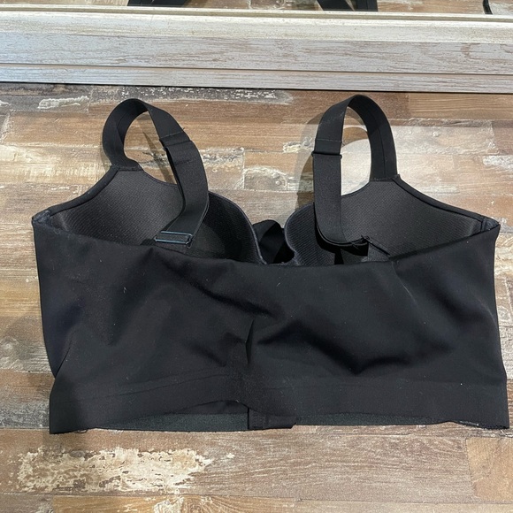 zip up sports bra with inner underwire clasp up bra - Picture 2 of 2